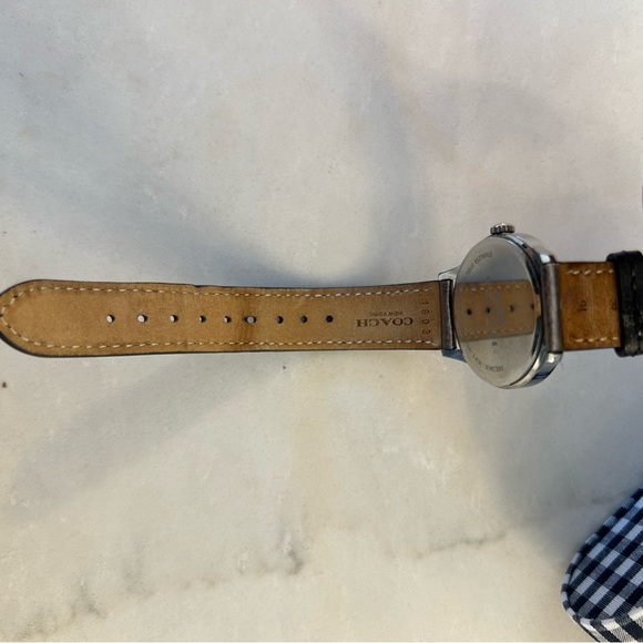 Women’s Coach Watch studded with heart star and circle studs - Picture 6 of 7